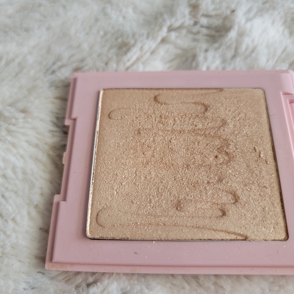 Sunday Brunch Pressed Powder Highlighter - Kylie Cosmetics - Picture 7 of 13
